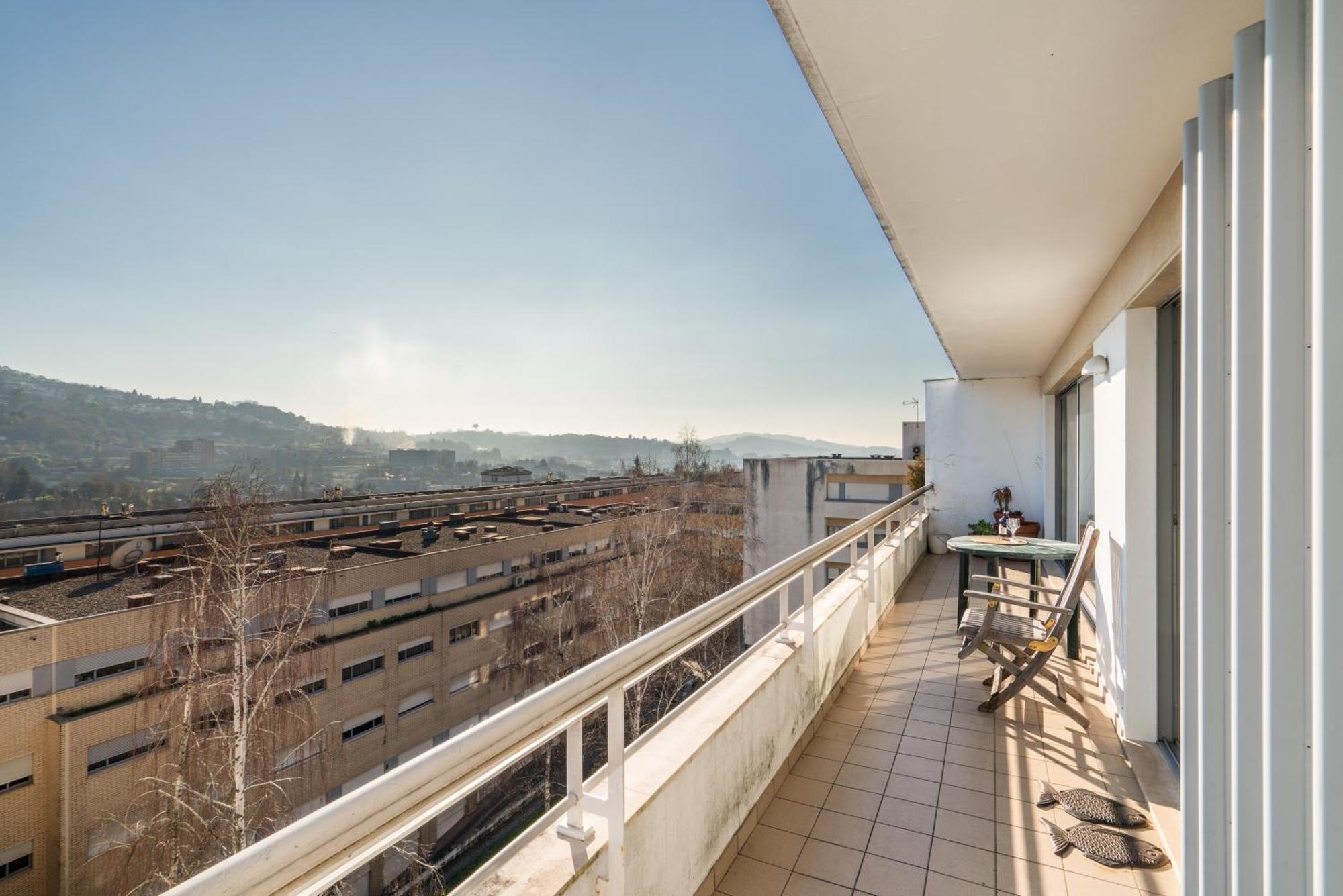 Homely Large Flat - Balcony Guimarães Kültér fotó